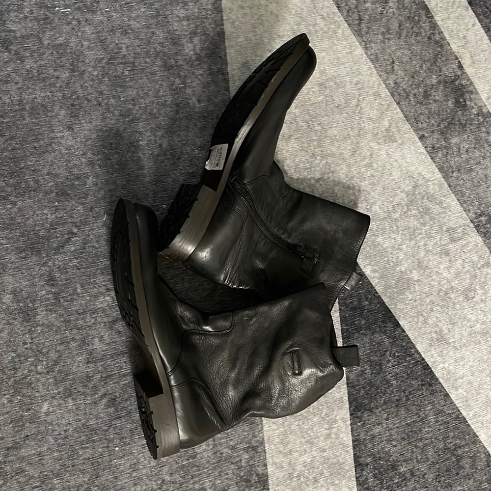 Only worn once Giorgio Armani Chelsea boot mens 11 black. Amazing boots